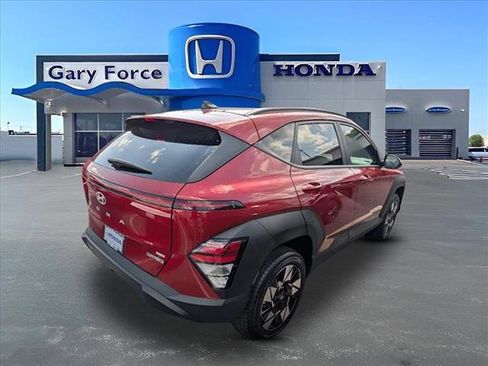 Used 2025 Hyundai Kona SEL image 2