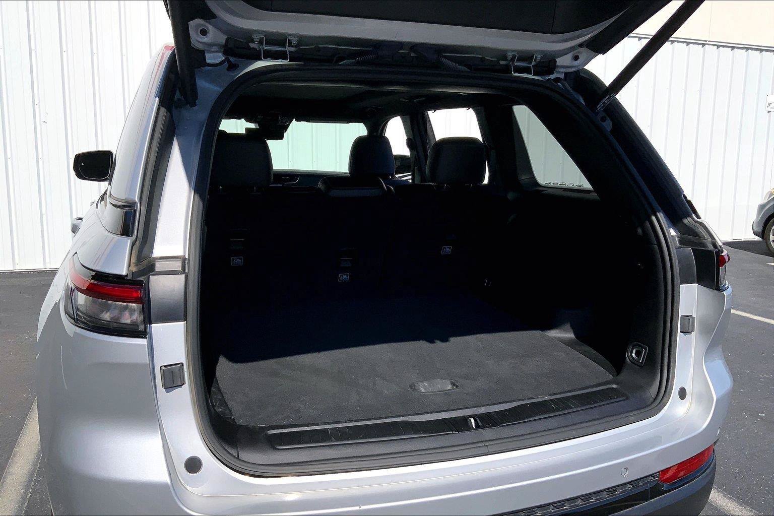 Used 2024 Jeep Grand Cherokee Limited w/ Luxury Tech Group II AWD/4WD image 27