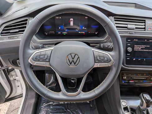 Used 2024 Volkswagen Tiguan SE AWD/4WD image 15