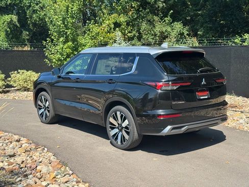 New 2025 Mitsubishi Outlander AWD image 3