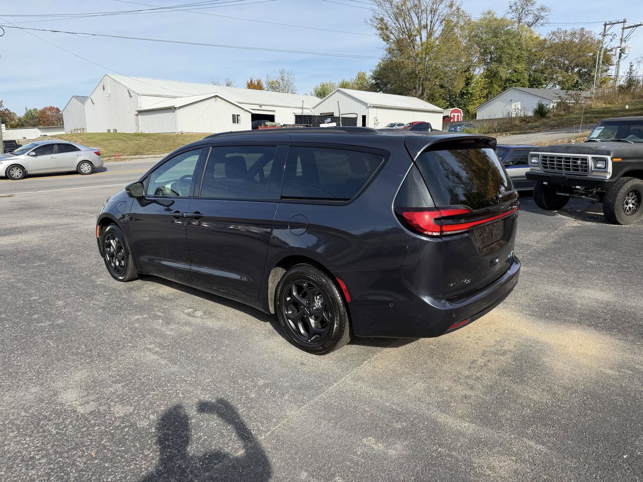 Used 2021 Chrysler Pacifica Touring-L w/ S Appearance Package FWD image 3