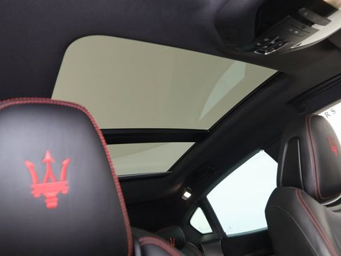 Used 2018 Maserati Levante GranSport image 11