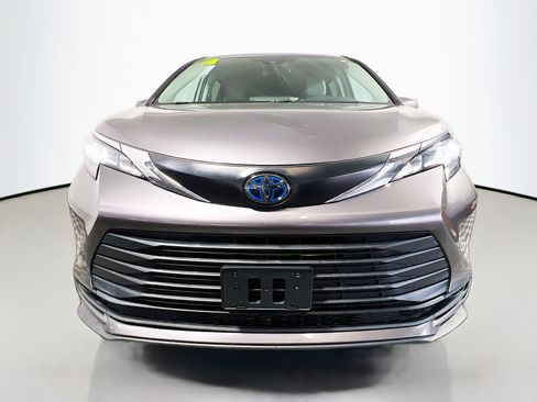 Used 2023 Toyota Sienna LE image 11