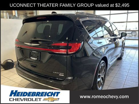 Used 2021 Chrysler Pacifica Limited w/ Uconnect Theater Family Group image 3