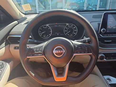 Used 2025 Nissan Altima 2.5 SV FWD image 19