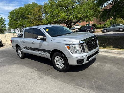 Used 2019 Nissan Titan SV image 7