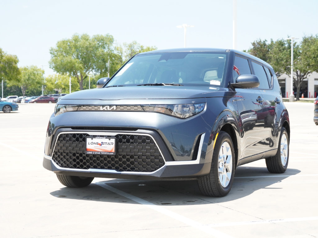 Used 2025 Kia Soul LX w/ LX Technology Package FWD image 4