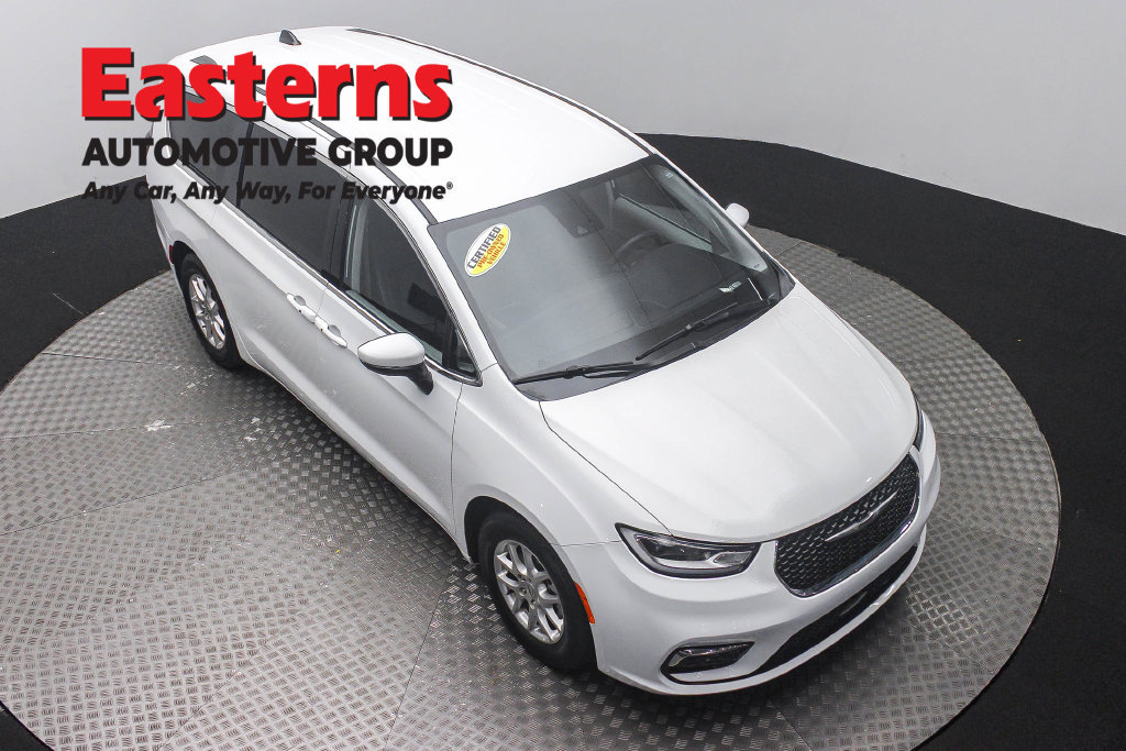 Used 2023 Chrysler Pacifica Touring-L FWD image 4