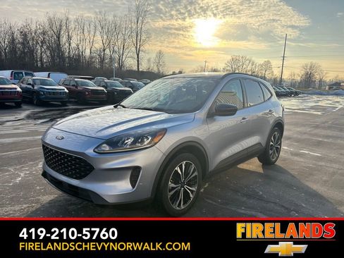 Used 2022 Ford Escape SE w/ SE Sport Appearance Package image 4