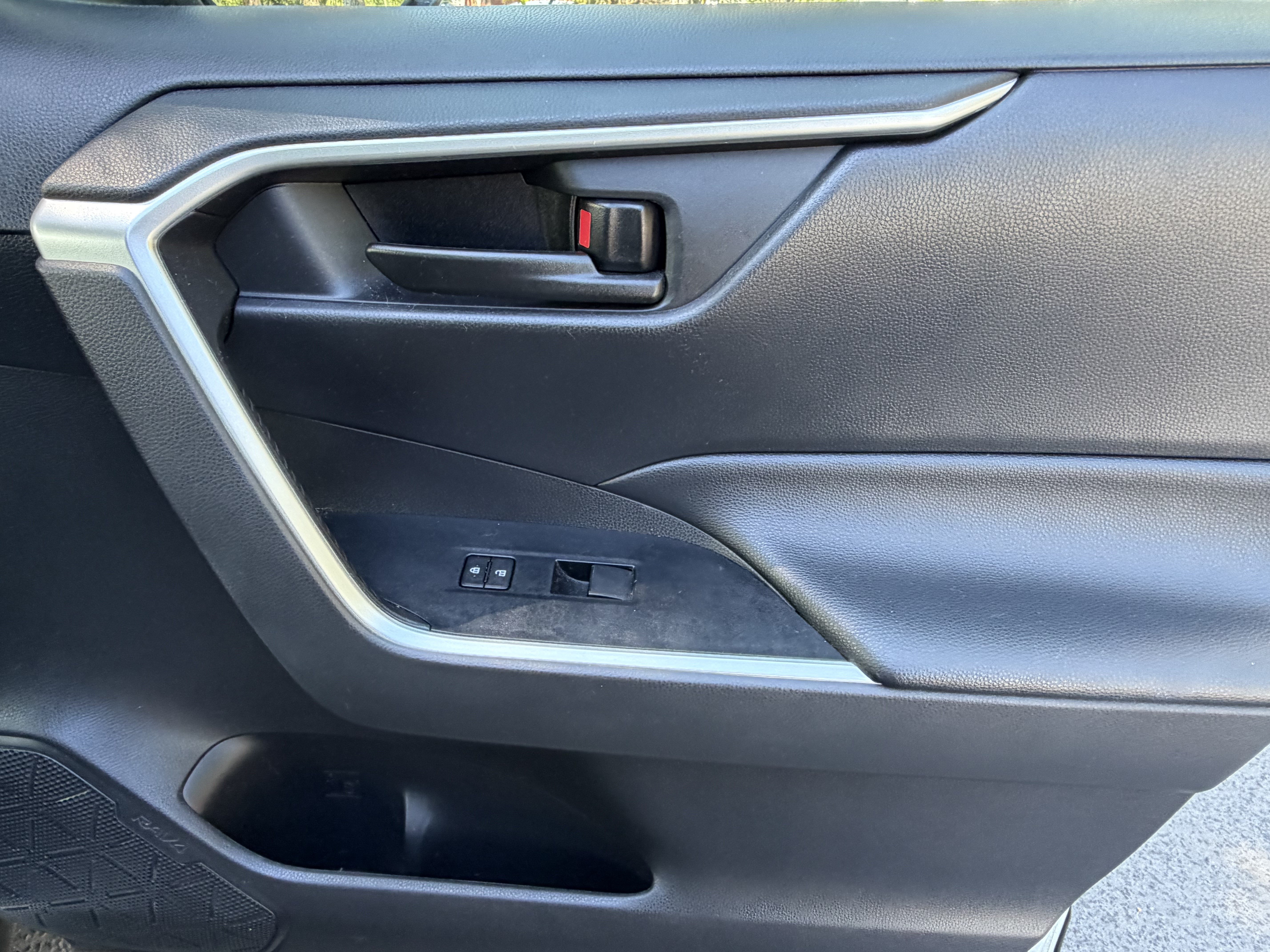 Used 2019 Toyota RAV4 LE AWD/4WD image 40