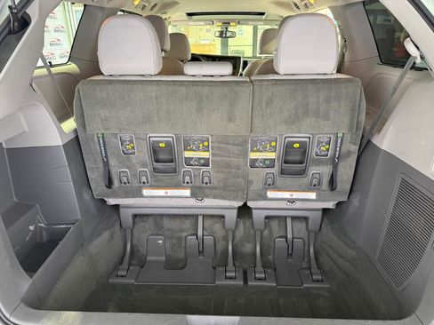 Used 2017 Toyota Sienna XLE w/ XLE Navigation Package AWD/4WD image 41