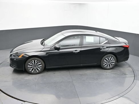 Used 2025 Nissan Altima 2.5 SV FWD image 39