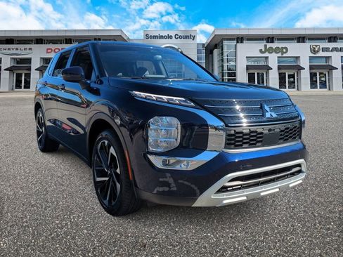 Used 2024 Mitsubishi Outlander SE image 2