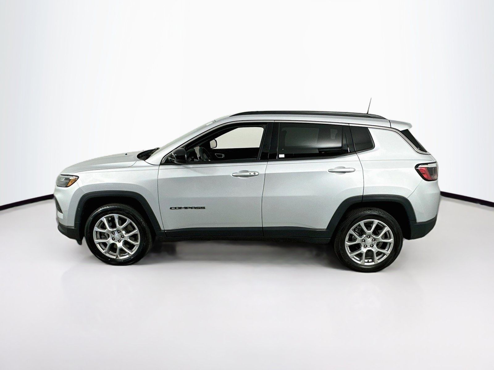 Used 2024 Jeep Compass Latitude AWD/4WD image 8