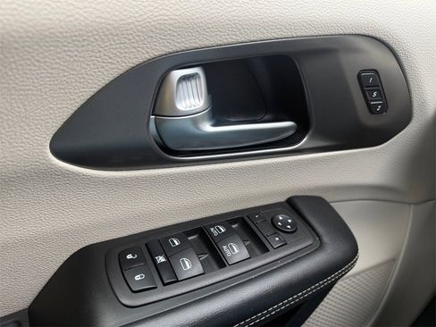 Used 2023 Chrysler Pacifica Touring-L image 28