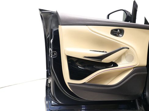 Used 2021 Aston Martin DBX image 9