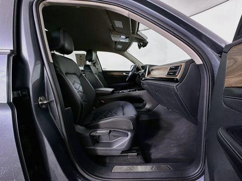 Used 2025 Volkswagen Atlas SE FWD image 34