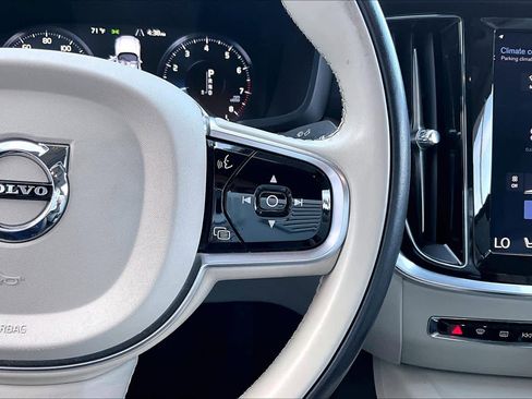 Used 2020 Volvo S60 T5 Momentum image 21