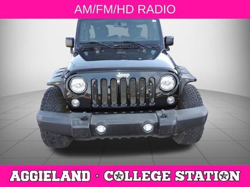 Used 2018 Jeep Wrangler Unlimited Rubicon w/ Connectivity Group image 9