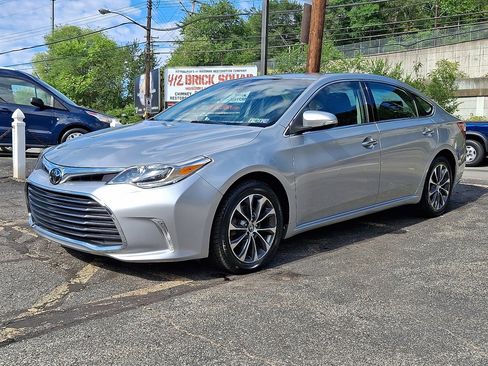 Used 2017 Toyota Avalon XLE image 3
