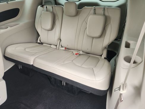 Used 2019 Chrysler Pacifica Touring-L w/ Advanced Safetytec Group FWD image 22