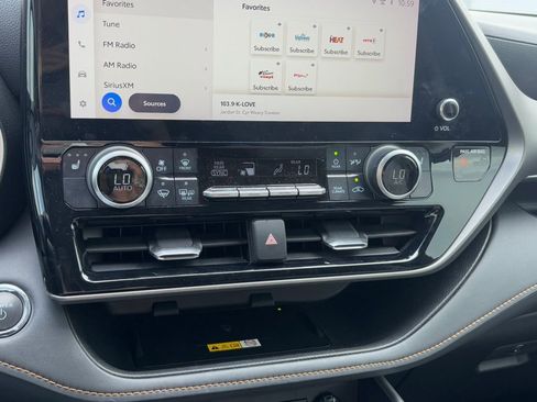 Used 2023 Toyota Highlander Bronze Edition image 14