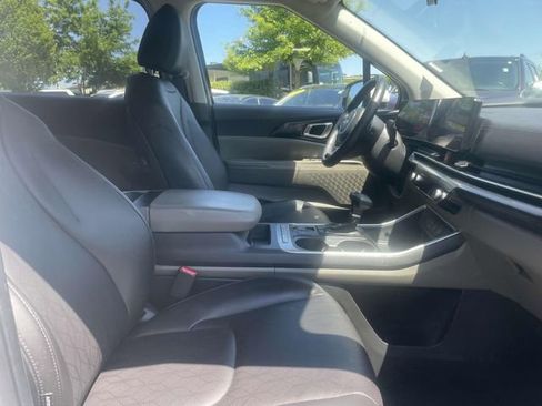 Used 2025 Kia Carnival FWD image 17