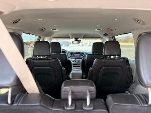 Used 2023 Chrysler Pacifica Touring-L FWD image 12