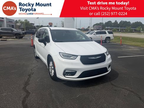Used 2025 Chrysler Pacifica Select FWD image 1