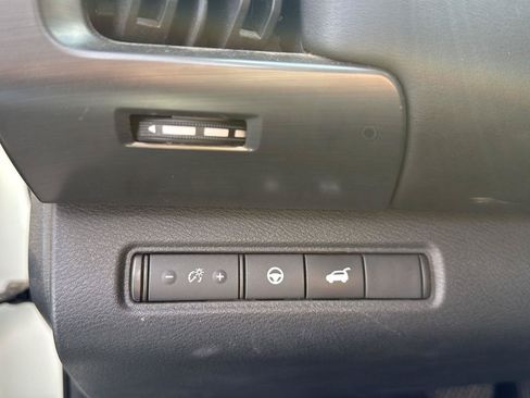 Used 2024 Nissan Pathfinder SL FWD image 11