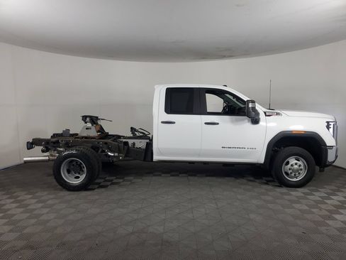 Used 2024 GMC Sierra 3500 Pro w/ Convenience Package AWD/4WD image 2