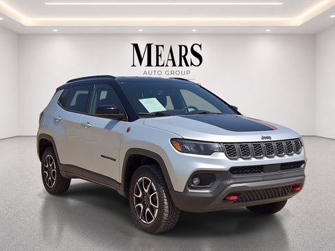 Used 2024 Jeep Compass Trailhawk AWD/4WD image 7