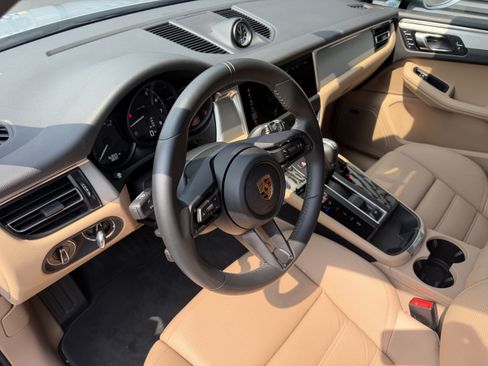 Used 2023 Porsche Macan AWD/4WD image 4