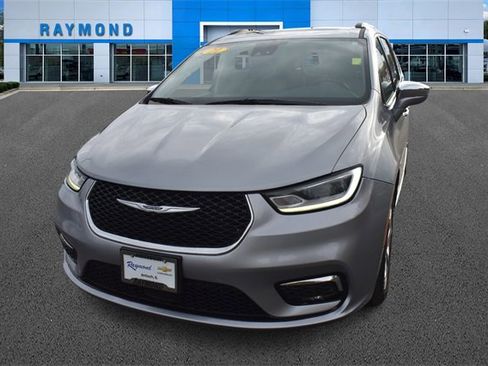 Used 2021 Chrysler Pacifica Limited image 7