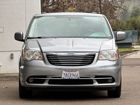 Used 2013 Chrysler Town & Country Touring image 6