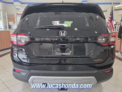 Used 2024 Honda Pilot TrailSport image 5