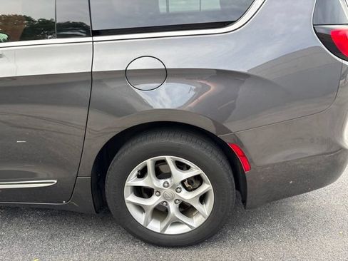 Used 2019 Chrysler Pacifica Touring-L Plus FWD image 7