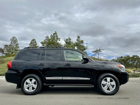 Used 2015 Toyota Land Cruiser image 6