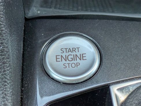 Used 2024 Volkswagen Tiguan SE image 35