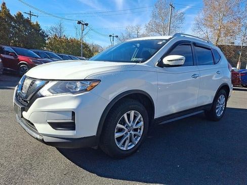 Used 2017 Nissan Rogue SV image 3