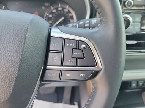 Certified 2021 Toyota Highlander XLE FWD image 21
