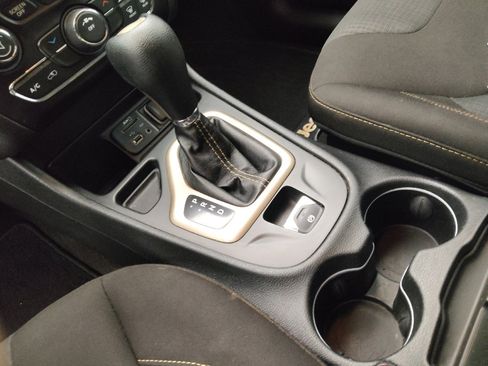 Used 2016 Jeep Cherokee Latitude FWD image 26