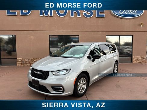 Used 2024 Chrysler Pacifica Touring-L FWD image 1