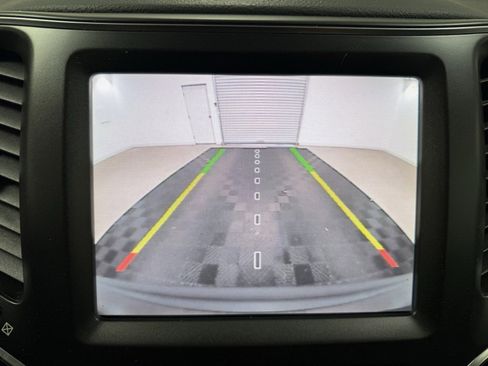 Used 2019 Jeep Cherokee Trailhawk image 18