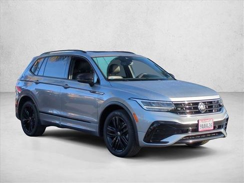 Used 2022 Volkswagen Tiguan SE R-Line image 3