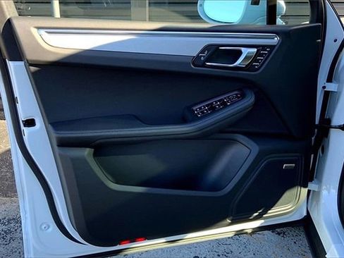 Certified 2026 Porsche Macan AWD/4WD image 27