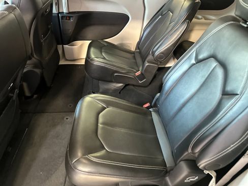 Used 2024 Chrysler Pacifica Touring-L FWD image 5