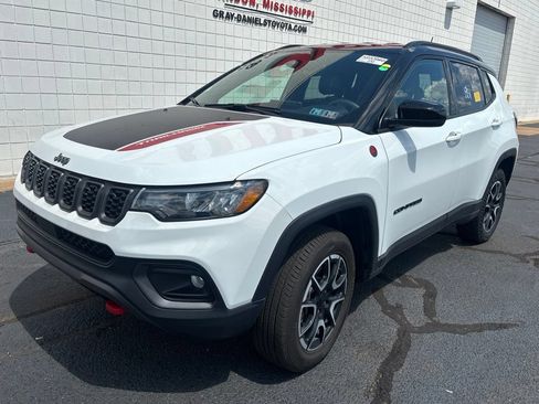 Used 2024 Jeep Compass Trailhawk AWD/4WD image 1