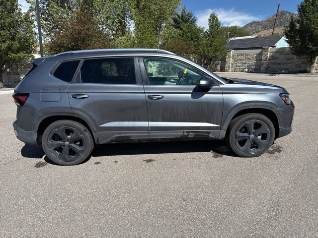 Used 2025 Volkswagen Taos SEL AWD/4WD image 11