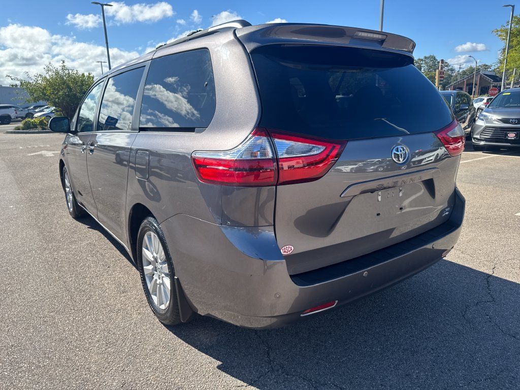 Used 2017 Toyota Sienna XLE Premium w/ Outdoor Package AWD/4WD image 5